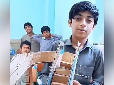 توانمندی و ابتکار منحصربفرد دانش‌آموز سیستانی در درست کردن پله‌برقی متحرک با مقوا+ویدیو/ آفرین به این همه هوش و استعداد👌😍