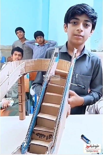 توانمندی و ابتکار منحصربفرد دانش‌آموز سیستانی در درست کردن پله‌برقی متحرک با مقوا+ویدیو/ آفرین به این همه هوش و استعداد👌😍