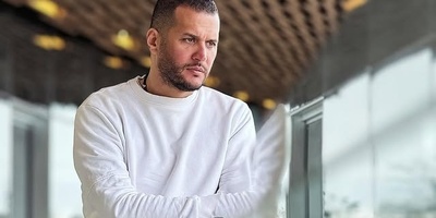 خونه زندگی شاه پسند سیاوش خیرابی، بازیگر سریال «آوای باران» با پرده های اعیانی، ستون های کنده کاری شده و مبلمان چرمی/ آخرین مرحله پولداری به روایت تصویر