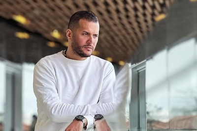 خونه زندگی شاه پسند سیاوش خیرابی، بازیگر سریال «آوای باران» با پرده های اعیانی، ستون های کنده کاری شده و مبلمان چرمی/ آخرین مرحله پولداری به روایت تصویر