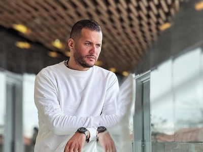 خونه زندگی شاه پسند سیاوش خیرابی، بازیگر سریال «آوای باران» با پرده های اعیانی، ستون های کنده کاری شده و مبلمان چرمی/ آخرین مرحله پولداری به روایت تصویر