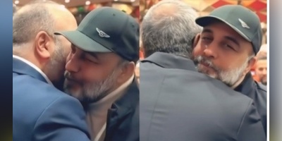 یکی از علامتهای دوست‌داشتنی بودن رضا عطاران صف کشیدن بازیگرا با روبوسی و بغل کردن ایشونه؛ علی اوجی و رامبد جوان برای ماچ کردن عطاران وسط تالار رسما راه رو بستن!+فیلم