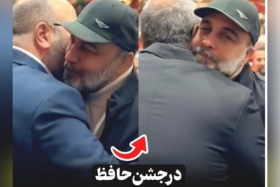 یکی از علامتهای دوست‌داشتنی بودن رضا عطاران صف کشیدن بازیگرا با روبوسی و بغل کردن ایشونه؛ علی اوجی و رامبد جوان برای ماچ کردن عطاران وسط تالار رسما راه رو بستن!+فیلم