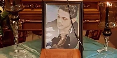 (ویدیو) میز عزای تزیین شده با شمع و غذاهای شاهانه نسرین مقانلو برای سالگرد ارشیا+ متن جگرسوز و تلخ