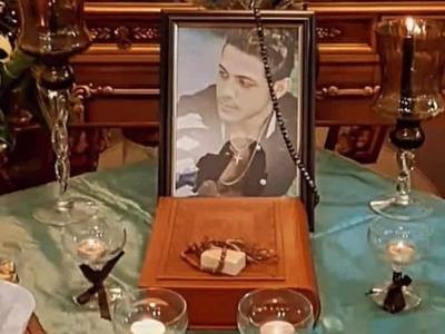 (ویدیو) میز عزای تزیین شده با شمع و غذاهای شاهانه نسرین مقانلو برای سالگرد ارشیا+ متن جگرسوز و تلخ