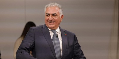 فقط در این ژست می‌توانید رضا پهلوی را در فرودگاه امام ببینید!+ویدیو/ نظر شما چیه؟