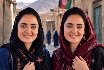 کاربران ایرانی و افغانستانی بر سر این چهره اختلاف نظر دارند؛ شبیه نرگس محمدی هست یا نه؟+ویدیو