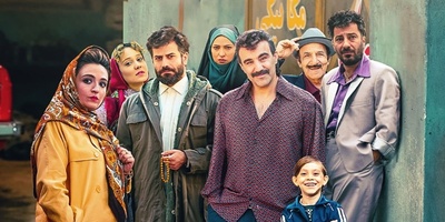 (عکس) محسن تنابنده، گلاره عباسی و نوید محمدزاده در نمایی از فیلم "زودپز" با تیپ دهه 60