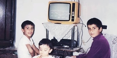 خفن‌ترین و باکلاس‌ترین ژست‌های عکاسی بچه‌های دهه 60/ حضور پررنگ تلویزیون در تمامی قابها!!+عکس