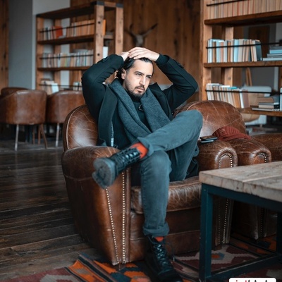 نگاهی به چیدمان ساده خانه مجردی مهرداد صدیقیان که ماهی 40 میلیون برای آن اجاره پرداخت می‌کند؛ کاناپه مخصوص لَم دادن؛ کتابخانه جمع‌و جور و سگ خانگی که با دیدنش خوف میکنین! +عکس و ویدیو