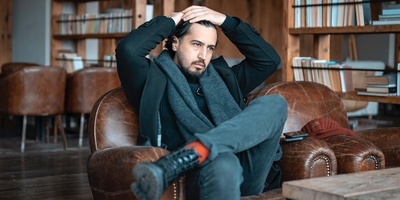 نگاهی به چیدمان ساده خانه مجردی مهرداد صدیقیان که ماهی 40 میلیون برای آن اجاره پرداخت می‌کند؛ کاناپه مخصوص لَم دادن؛ کتابخانه جمع‌و جور و سگ خانگی که با دیدنش خوف میکنین! +عکس و ویدیو