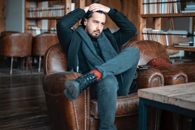 نگاهی به چیدمان ساده خانه مجردی مهرداد صدیقیان که ماهی 40 میلیون برای آن اجاره پرداخت می‌کند؛ کاناپه مخصوص لَم دادن؛ کتابخانه جمع‌و جور و سگ خانگی که با دیدنش خوف میکنین! +عکس و ویدیو