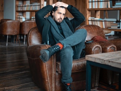 نگاهی به چیدمان ساده خانه مجردی مهرداد صدیقیان که ماهی 40 میلیون برای آن اجاره پرداخت می‌کند؛ کاناپه مخصوص لَم دادن؛ کتابخانه جمع‌و جور و سگ خانگی که با دیدنش خوف میکنین! +عکس و ویدیو