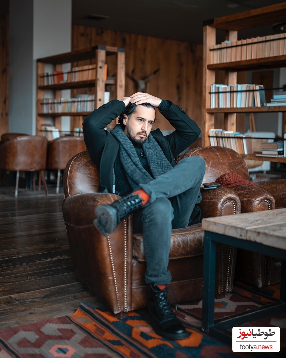 نگاهی به چیدمان ساده خانه مجردی مهرداد صدیقیان که ماهی 40 میلیون برای آن اجاره پرداخت می‌کند؛ کاناپه مخصوص لَم دادن؛ کتابخانه جمع‌و جور و سگ خانگی که با دیدنش خوف میکنین! +عکس و ویدیو