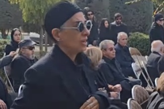 حضور هنرمندان در مراسم خاکسپاری همایون ارشادی؛ مصطفی زمانی، کارگردان سریال پایتخت، لیلا بلوکات، حسن پورشیرازی و... +فیلم