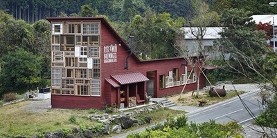 تصاویر دیده نشده از معماری خیره‌کننده‌ی کلبه‌ای در قلب جنگل‌های آمازون با مواد بازیافتی و عناصر طبیعی