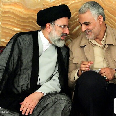 عکس سردار سلیمانی و شهید ابراهیم رئیسی بر روی ابرساعت تهران