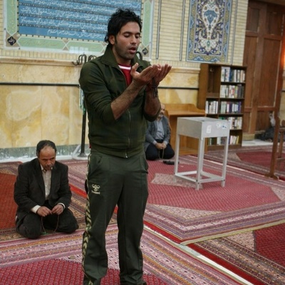 علیرضا نیکبخت: من همیشه تو هرحالتی نمازمو میخونم، تاحالا نه سیگار کشیدم، نه مواد نزدم، برای همینم خوب موندم دیگه فقط...+فیلم