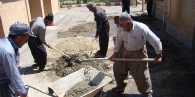 خلاقیت خنده دار اوستا بنا با استفاده بهینه از بشکه سیمان و مصالح ساختمانی حماسه آفرید/ مگه میشه ایرانی رو دست کم گرفت