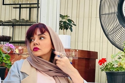 عکس یهویی از ندا قاسمی در یک کافه وقتی حواسش نیست! عجب عکسی گرفته عکاس😍