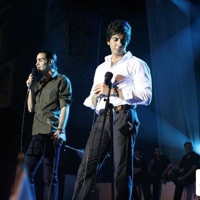 همخوانی پرشور فرزاد فرزین و محسن یگانه روی استیج! (با استایل‌های عجیب دهه 80)