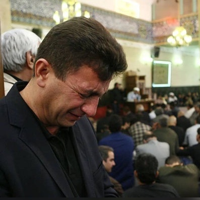 مراسم ختم مادر امیر قلعه‌نویی این چنین برگزار شد؛ از حضور پیمان معادی، عادل فردوسی‌پور، پویا امینی، جواد نکونام و... تا تاج‌گلهای اعیانی و بنرهای تسلیتی که در و دیوار مسجد را پر کرده بود