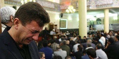 مراسم ختم مادر امیر قلعه‌نویی این چنین برگزار شد؛ از حضور پیمان معادی، عادل فردوسی‌پور، پویا امینی، جواد نکونام و... تا تاج‌گلهای اعیانی و بنرهای تسلیتی که در و دیوار مسجد را پر کرده بود