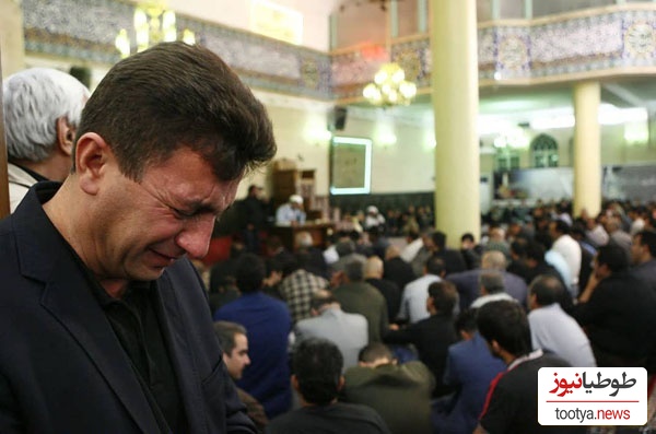 مراسم ختم مادر امیر قلعه‌نویی این چنین برگزار شد؛ از حضور پیمان معادی، عادل فردوسی‌پور، پویا امینی، جواد نکونام و... تا تاج‌گلهای اعیانی و بنرهای تسلیتی که در و دیوار مسجد را پر کرده بود