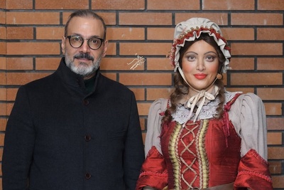 اکران روز با طوطیانیوز: نگاهی به تیپ و استایل ویکتوریایی بهنوش طباطبایی در پشت صحنه نمایش الیور توئیست در کنار مهمان ویژه علیرضا قربانی و سیامک انصاری