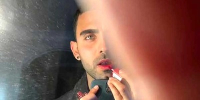 از جیغ‌هایِ بنفش تا ادعایِ مبارزه؛ ماجرای مضحک کسی که از ترس بازداشت، از پنجره آویزان شد+ویدیو