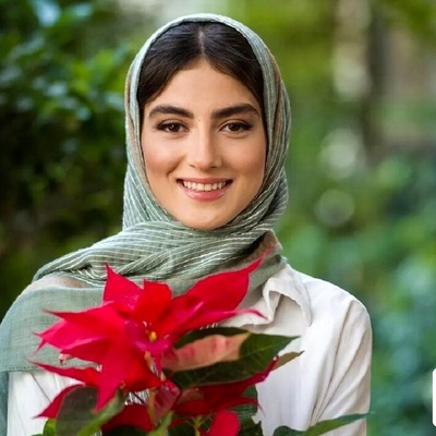 نگاهی به جشن تولد پردیس پور عابدینی، بازیگر سریال گناه فرشته در یک رستوران شیک و باکلاس زیر شکوفه های درخت گیلاس+عکس