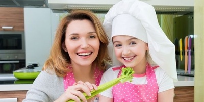 ابتکار حرفه‌ای و بامزه مادر نمونه در سالادخور کردن دخترش با تزئین سالاد به شکل «آنشرلی و بابا لنگ دراز»+عکس/ دستت طلا مامان خانوم😍