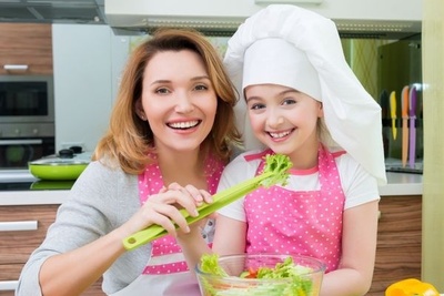 ابتکار حرفه‌ای و بامزه مادر نمونه در سالادخور کردن دخترش با تزئین سالاد به شکل «آنشرلی و بابا لنگ دراز»+عکس/ دستت طلا مامان خانوم😍