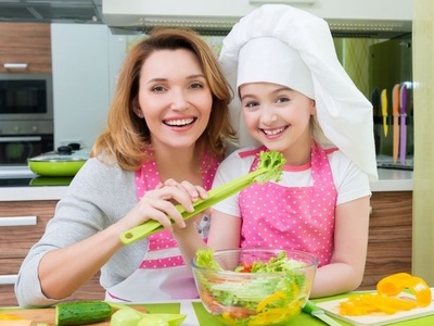 ابتکار حرفه‌ای و بامزه مادر نمونه در سالادخور کردن دخترش با تزئین سالاد به شکل «آنشرلی و بابا لنگ دراز»+عکس/ دستت طلا مامان خانوم😍