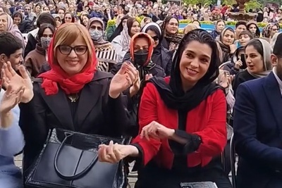 لحظات شاد الیکا عبدالرزاقی در جشنواره آشپزی دوآب رامسر با آهنگ مازندرانی در کنار همشهری های خونگرمش/ الیکا عبدالرزاقی هرجا باشه بساط شادی به راهه😍