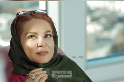سیس پر از غرور بهاره رهنما هنگام کارگردانی! چه قیافه‌ای گرفته! چقدر جدیت بهش نمیاد ....😬