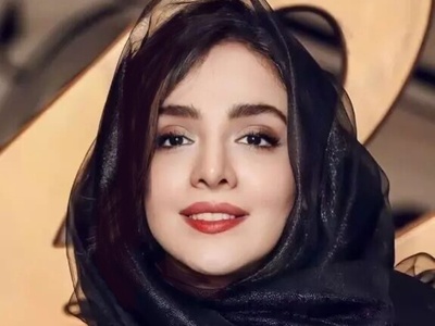 به بهانه تولد المیرا دهقانی؛ نگاهی به استایل خانم بازیگر با مانتو کالیگرافی شده/ بهترین انتخاب برای فصل پاییز+عکس
