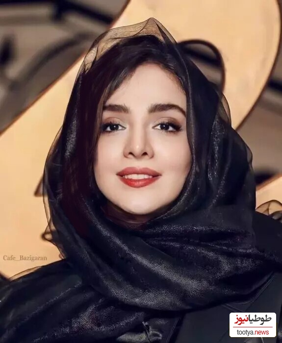 به بهانه تولد المیرا دهقانی؛ نگاهی به استایل خانم بازیگر با مانتو کالیگرافی شده/ بهترین انتخاب برای فصل پاییز+عکس