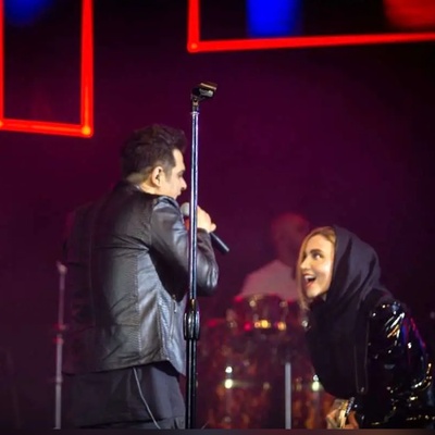 قهرِ غیرمنتظره یک خانم وسط کنسرت حمید عسکری!؛ فقط واکنش آقای خواننده رو ببینید