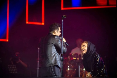 قهرِ غیرمنتظره یک خانم وسط کنسرت حمید عسکری!؛ فقط واکنش آقای خواننده رو ببینید