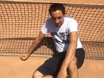 امیرحسین رستمی: بعد از به دنیا اومدن پسرم چون خرجمون زیاد بود میرفتم توی گرما می‌نشستم توی زمین تنیس هتل‌ها، تا با توریست‌ها بازی کنم و پول بگیرم!+ویدیو