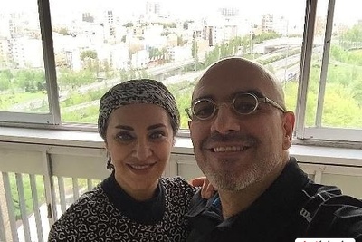 رونمایی از پنت هاوس رویا نهالی و همسرش با چیدمان خاص و اروپایی/ درختچه بید مجنون وسط پذیرایی، قلم زنی روی دیوار، مجسمه بودا، قفسه پر از جوایز ارزشمند در اتاق مستر+فیلم و عکس