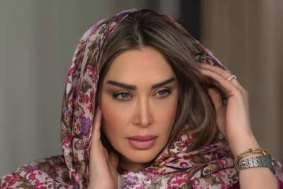 سلفی سارا منجزی پور با میکاپ غلیظ !چقدر چهره‌اش ناز و دلبره😍