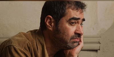 شهاب حسینی همراه زن و بچه اش راهی کلانتری شد! شرمندگی رو میشه تو چشمای شهاب حسینی دید! جرمی که آبروی سوپر استار را جلوی در و همسایه برد