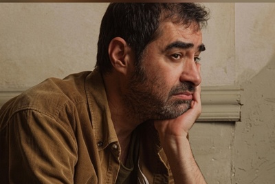 شهاب حسینی همراه زن و بچه اش راهی کلانتری شد! شرمندگی رو میشه تو چشمای شهاب حسینی دید! جرمی که آبروی سوپر استار را جلوی در و همسایه برد