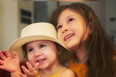 نبات استخری با موهای فرفری و پاهای برهنه چه ملوسکی شده🥰😘