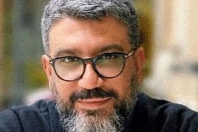 رضا رشیدپور روی پیشانی اش برچسب عقب ماندگی زد! مجری تلویزیونی: اومد وطن وطن کرد چشمشو فشار داد اشکش نیومد!