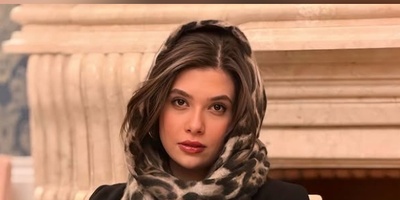 نگاهی به دکوراسیون منزل نفس بازغی؛ چیدمانی که دنیایی از ظرافت و دخترانگی است/ از مبلمان رنگی و لوستر دفرمه تا چرتکه و اشیا سنتی و...