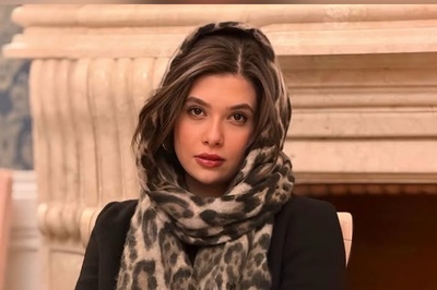 نگاهی به دکوراسیون منزل نفس بازغی؛ چیدمانی که دنیایی از ظرافت و دخترانگی است/ از مبلمان رنگی و لوستر دفرمه تا چرتکه و اشیا سنتی و...