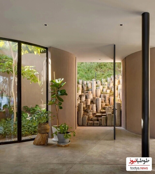 مجموعه‌ای از ستون‌های استوانه‌ای، یک راه‌پله منتهی به اتاق نشیمن را شکل دادند